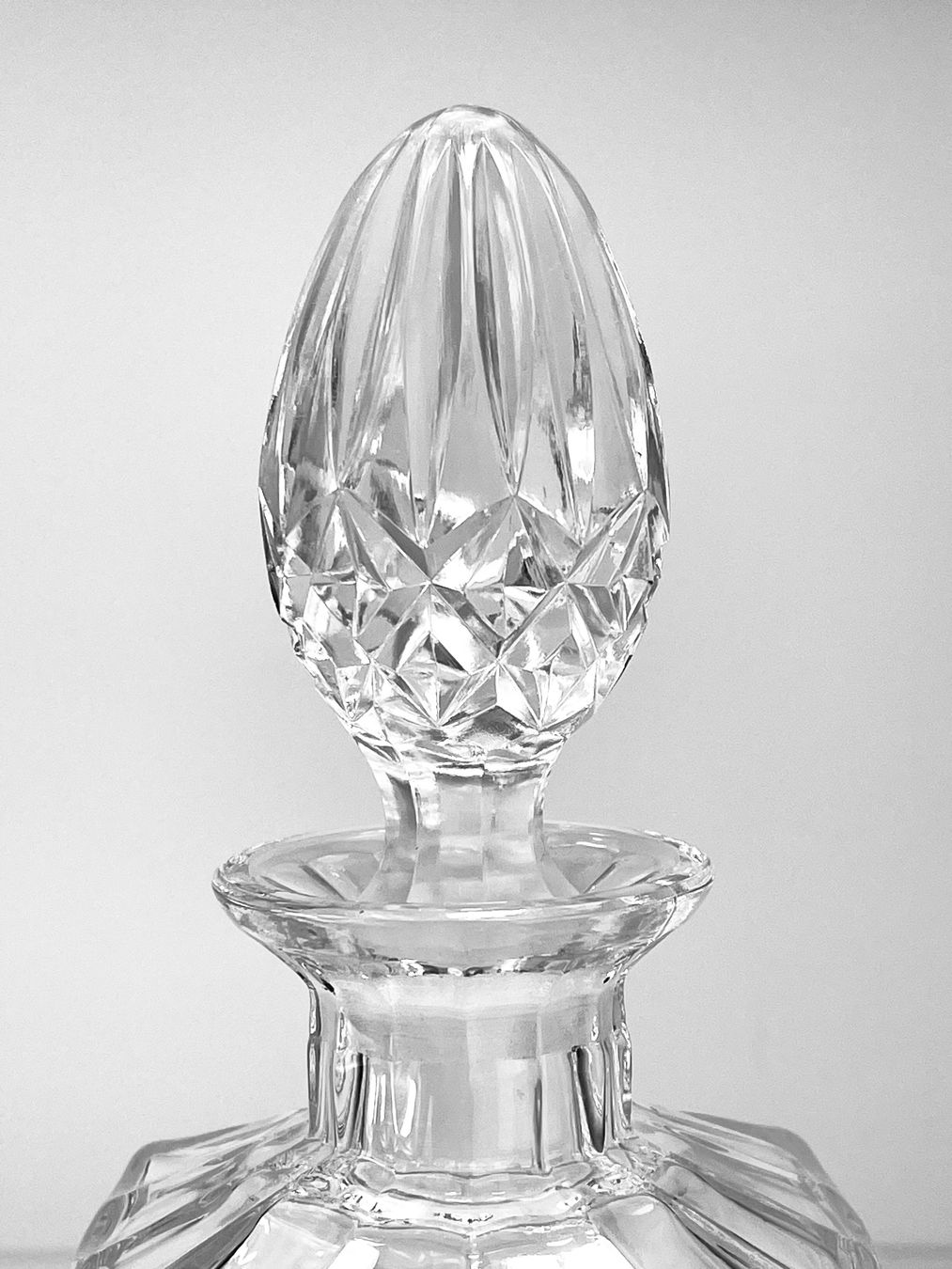 Caraffe: Elegante Kristallkaraffe/Whiskeykaraffe mit Glasstopfen – Usato da Zürich venduto da Arche_Brockenhaus 4