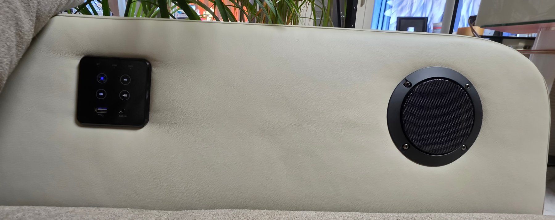 Sofas: Moderne Eckcouch mit Bluetooth, Lautsprechern & LED-Licht – Gebraucht aus Uster von Swisss2020 3
