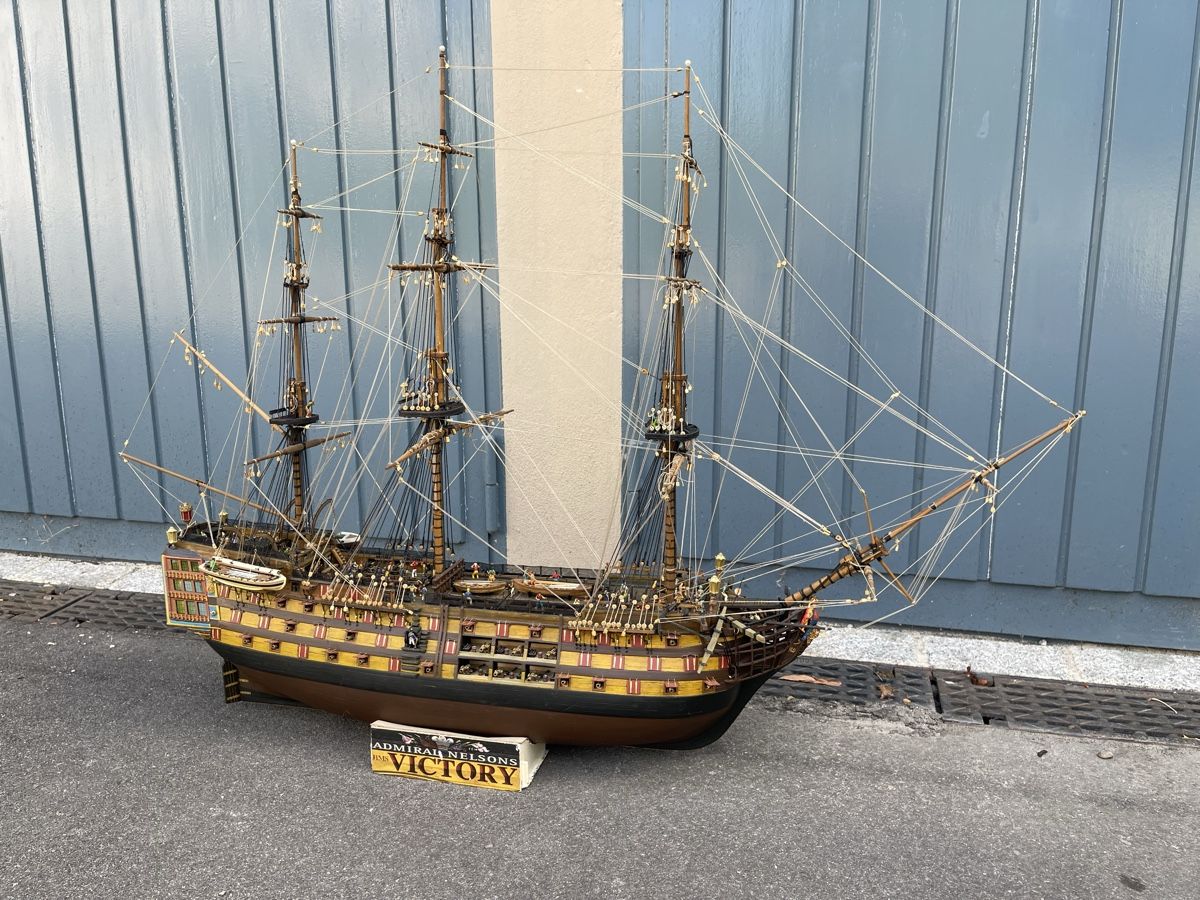 Kit di modellismo & Modellini statici: Schiffsmodell HMS Victory Schnittmodell mit Vitrine – Usato da Basel venduto da torthum