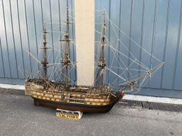 Schiffsmodell HMS Victory Schnittmodell mit Vitrine