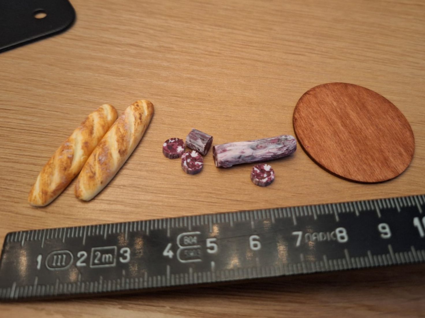 Case e mobili per bambole: Handmade Baguette Salami Teller – Nuovo (secondo la descrizione) da Zürich venduto da HandmadeTinyFood 1