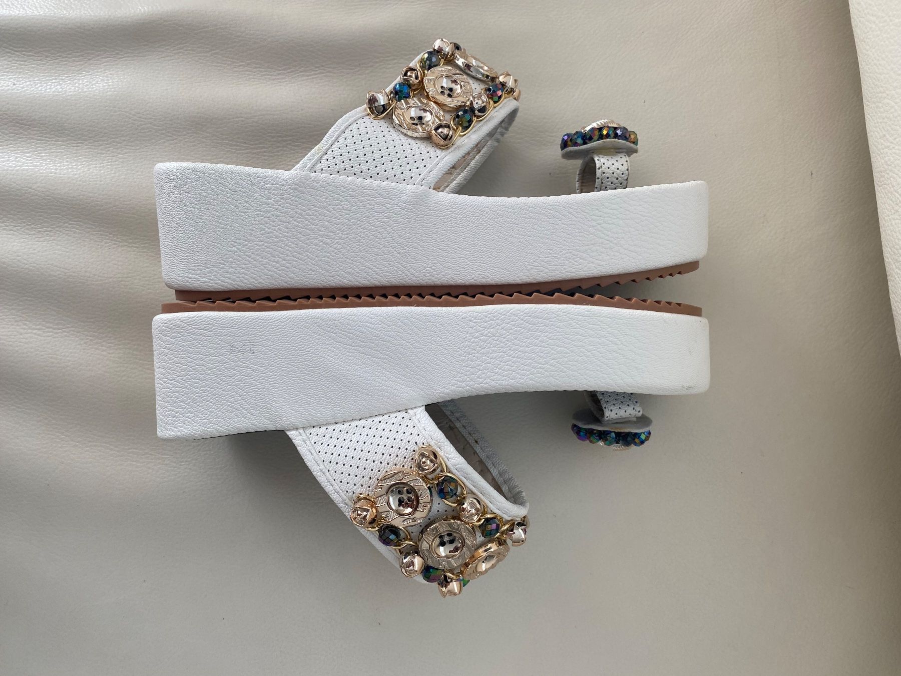 Scarpe da donna: MUST HAVE - edle Flip-Flops mit Décor, weiss, Gr. 39 – Nuovo e nell'imballaggio originale da Winkel venduto da ferrari2022 4