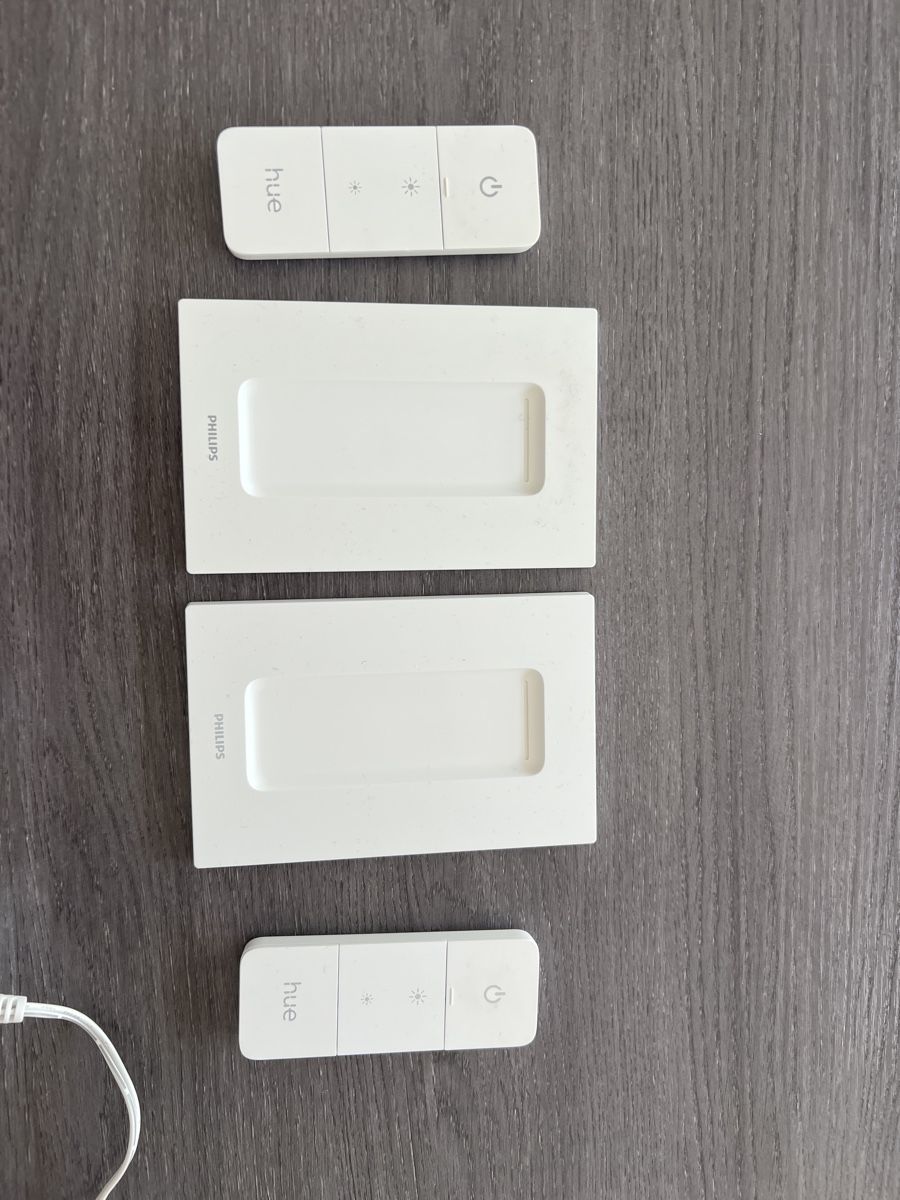 Philips Lampade: Philips Hue Set (Bridge, 2 Dimmschalter, Plug) – Usato da St. Gallen venduto da jil_d5rh 1