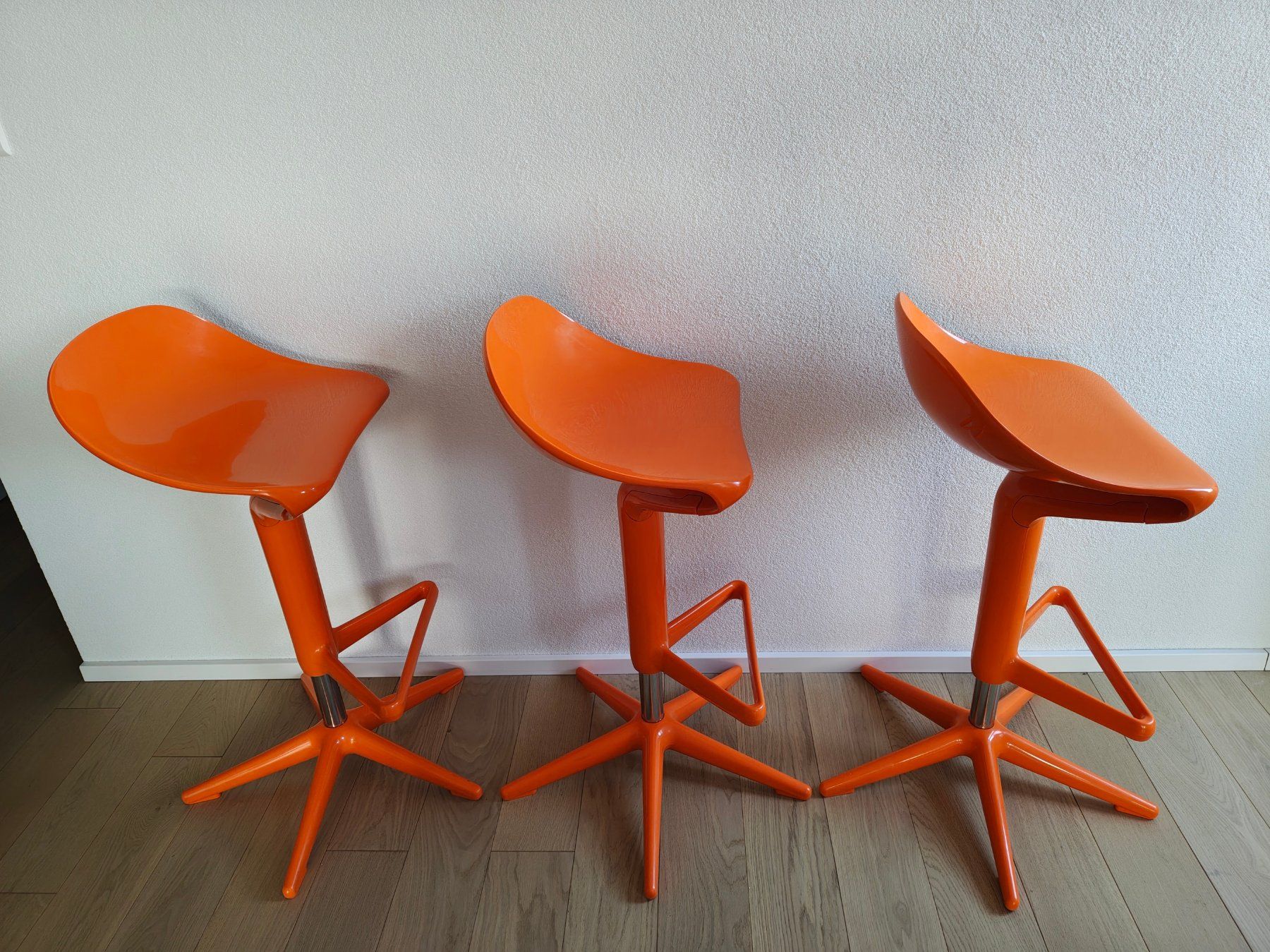 Kartell Sgabelli: 3 Kartell Spoon Hocker orange – Usato da Bolligen venduto da Casewise 3