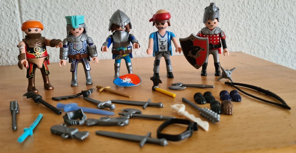5 Playmobil Figuren Ritter/Räuber (Gebraucht) in Winterthur für CHF 10. ...