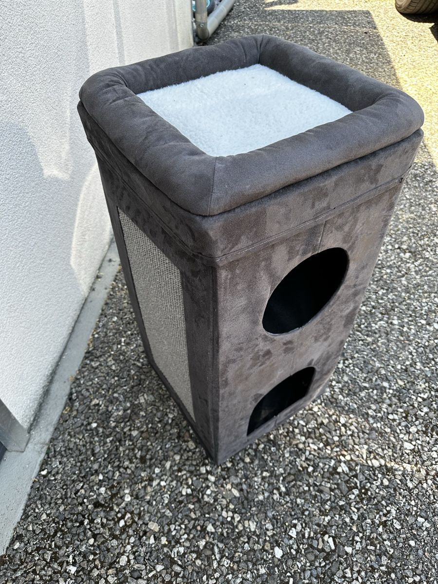 Tiragraffi: Katzenbaum grau, neuwertig – Nuovo (secondo la descrizione) da Niederbipp venduto da Roeschu77