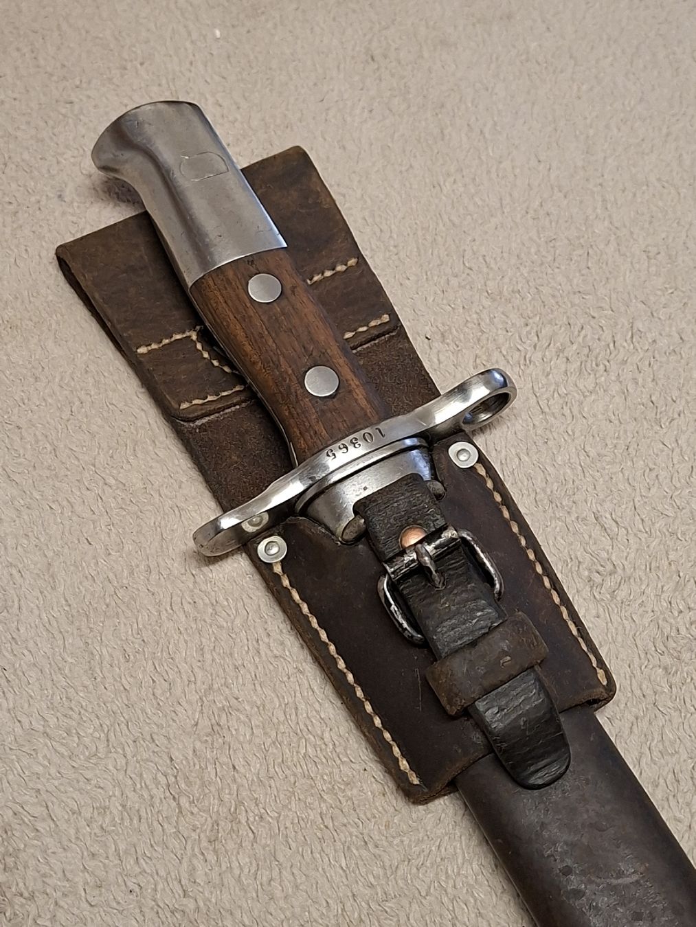 Schweizer Armee Armi bianche: Säbelbajonett M1914 mit Lederscheide und Holznut – Usato da Neuenkirch venduto da STMK21