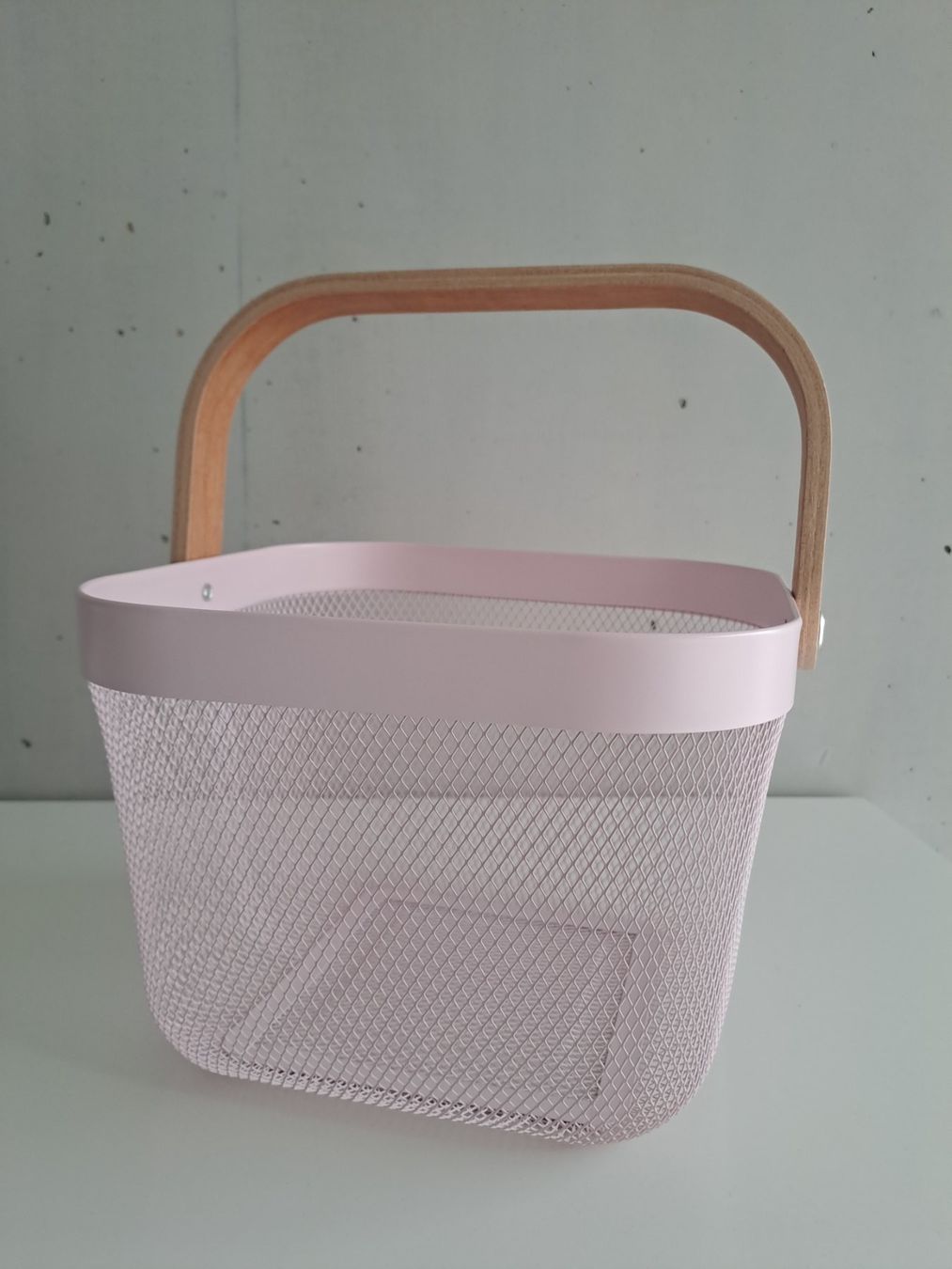 Altro per la casa: IKEA RISATORP Korb mit Holzgriff - neuwertig – Usato da Effretikon venduto da mjumju