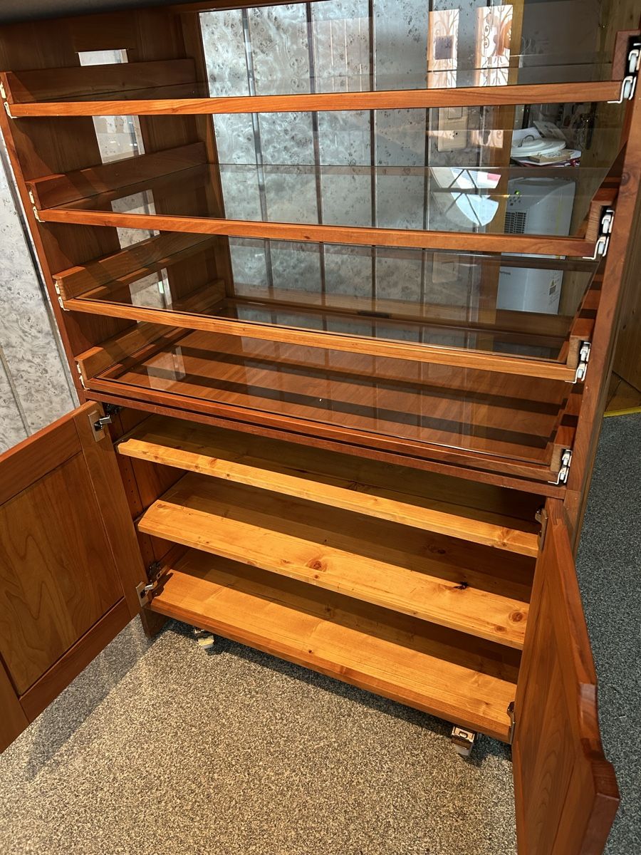 Vitrinen: Vitrine en bois massif – Gebraucht aus Glovelier von s4rahde4ls 4