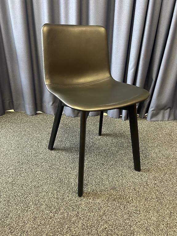 Stühle: Fredericia Pato Woodbase mit Lederbezug – Gebraucht aus Adligenswil von oldherm