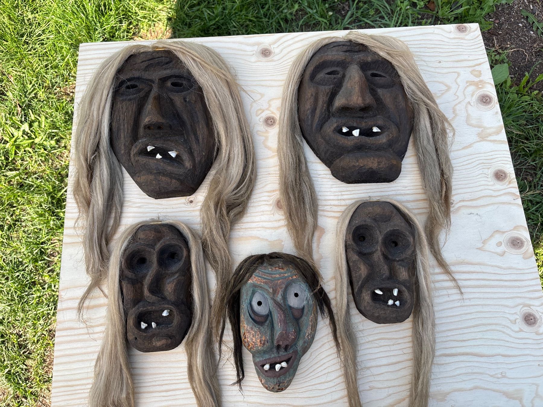 Altro in Antiquarato & Arte: 5 schöne alte Walliser Holzmasken – Usato da Feldbach venduto da Olive1 1