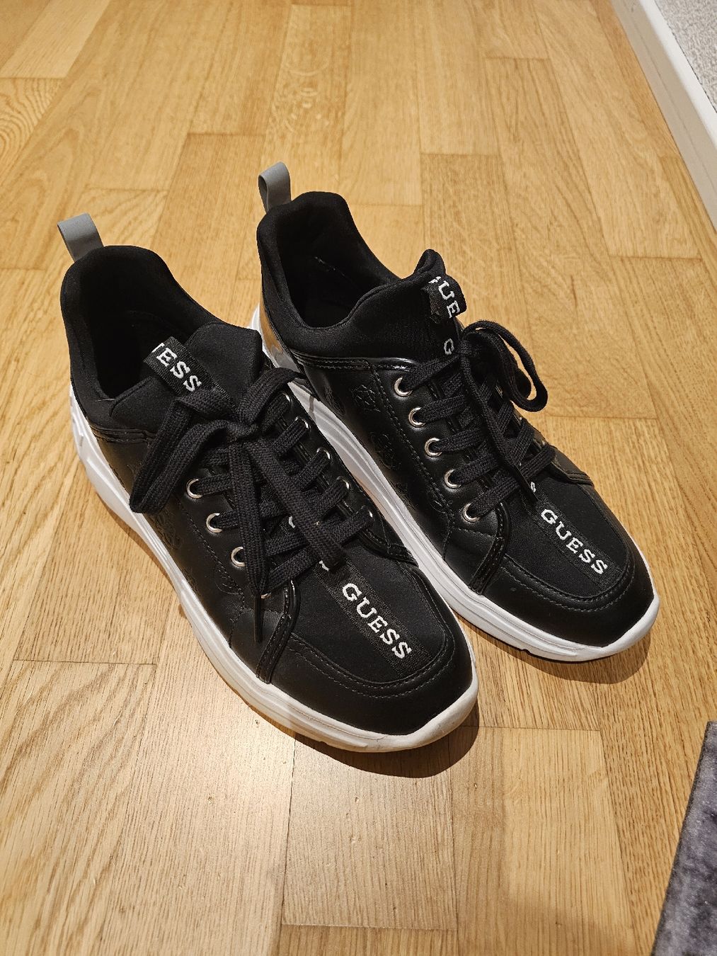 Guess Chaussures femmes: Guess Schuhe Original – D'occasion à Malters par sab_csj7 4