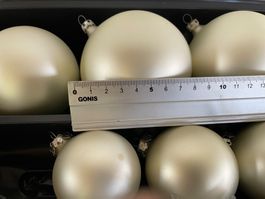 8 Weihnachtskugeln in weiss-Silber matt, 8 Schnee-Kristalle