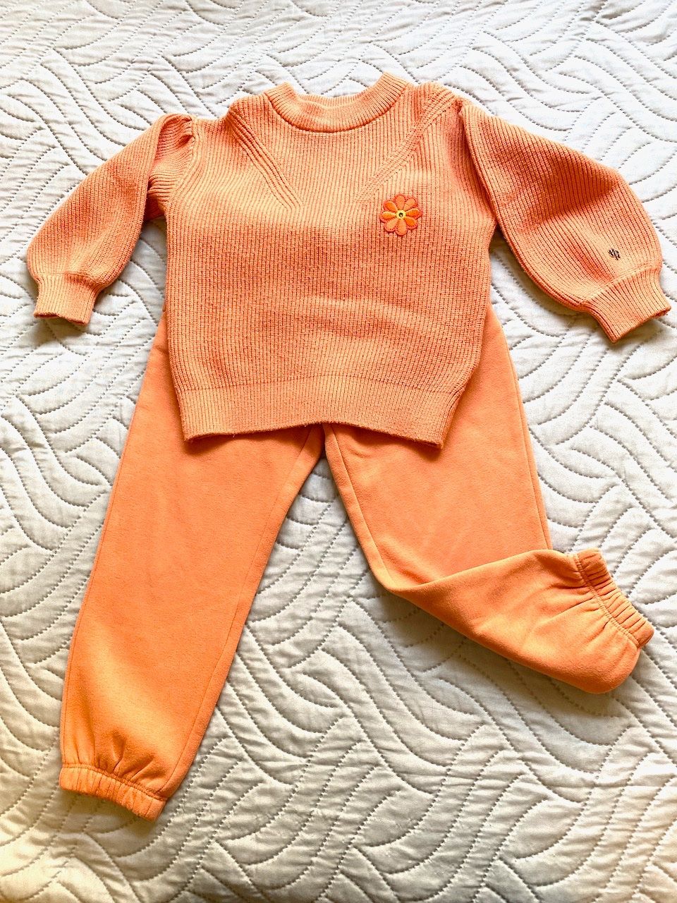 C&A Kleiderpakete & -sets: Mädchen Jogginghose und Pullover in Gr. 104 von C+A – Gebraucht aus Uster von ros_pym8