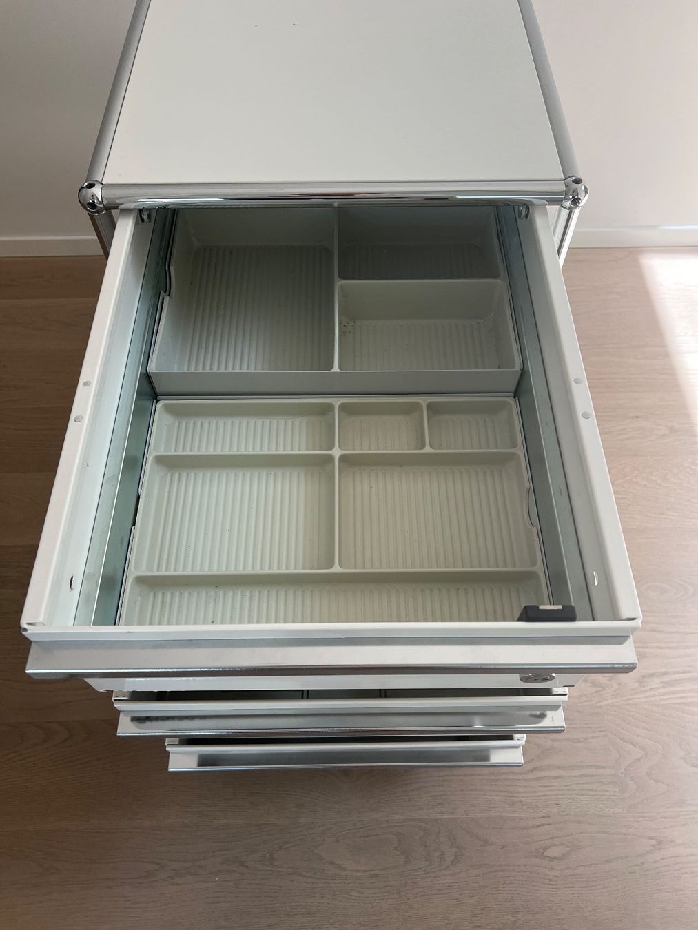 USM Banconi: USM Rollcontainer in Weiss mit 3 Schubladen – Usato da Winterthur venduto da mic_l98y 4