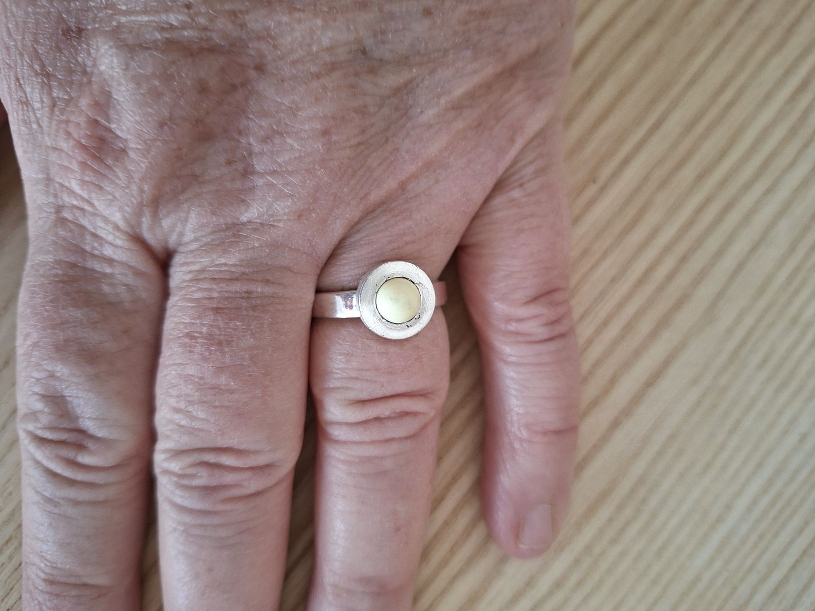 Ringe: Silber Ring, Gr. 58 mit weissem Bernstein – Gebraucht aus Glarus von novale2