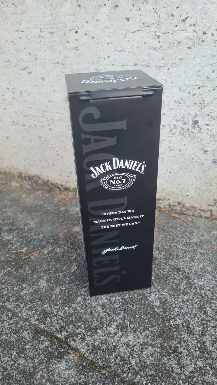 Jack Daniels Spiritueux: Blechdose / Dose / Jack Daniel's / Whisky / Schwarz-Weiss – D'occasion à Safenwil par Husqi2000 3