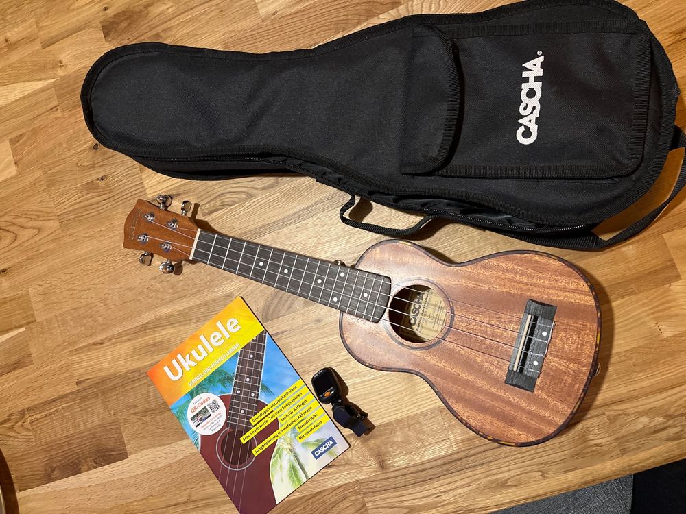 CASCHA Ukulele Carbon Fibre Black Set EQ Elektroakustické ukulele