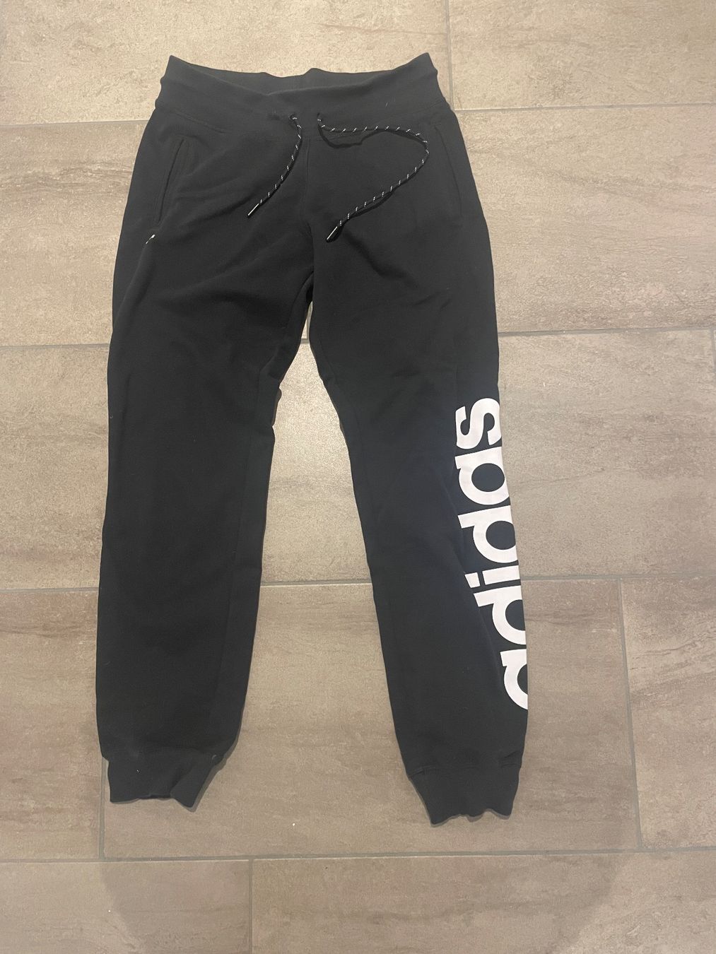 Adidas Pantaloni: Adidas | Trainerhose | Grösse S – Usato da Niederrohrdorf venduto da jasmiinw