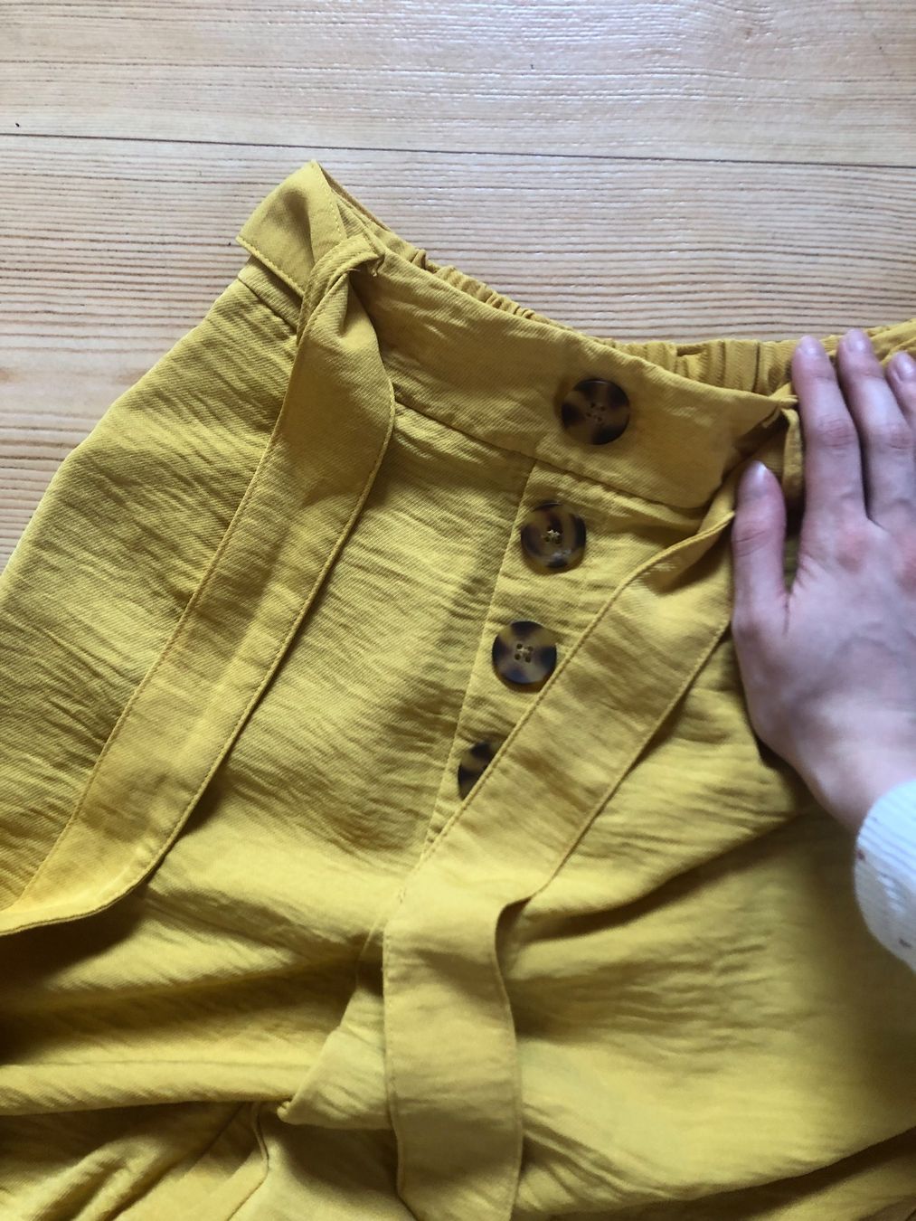 Stradivarius Hosen: Pantalon d’été couleur moutarde – Gebraucht aus Bulle von sop_ct6x 2