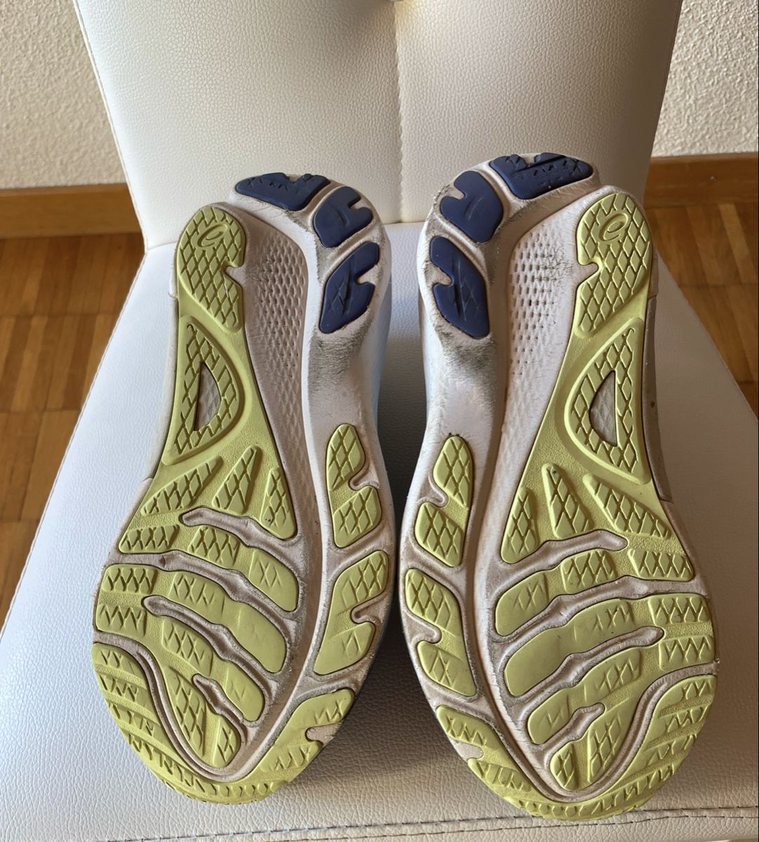 Asics Damenschuhe: ASICS GEL-Kayano 30 Laufschuhe – Gebraucht aus Hausen am Albis von Kleiderschrank.Elena 3