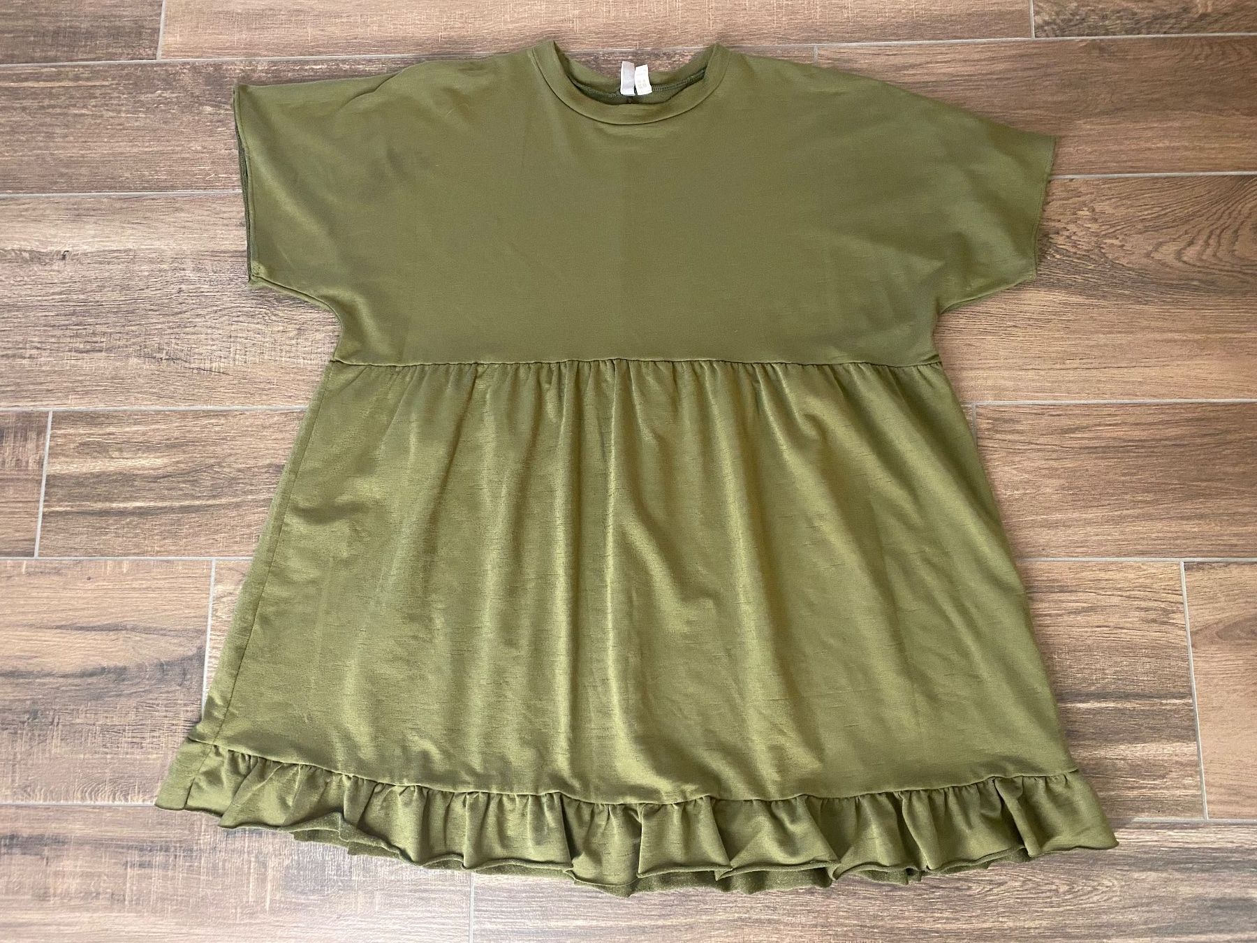 Asos Kleider: Asos Kleid mit Rüsschen Abschluss oliv Gr. 50 – Defekt aus Pratteln von a23_j2gs