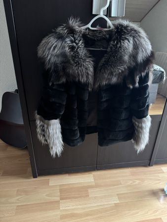 Manteau en fourrure luxueux, col et poignets en renard argen