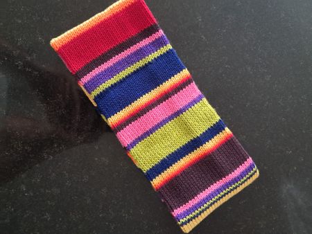 Farbiges Stirnband von Hand gestrickt