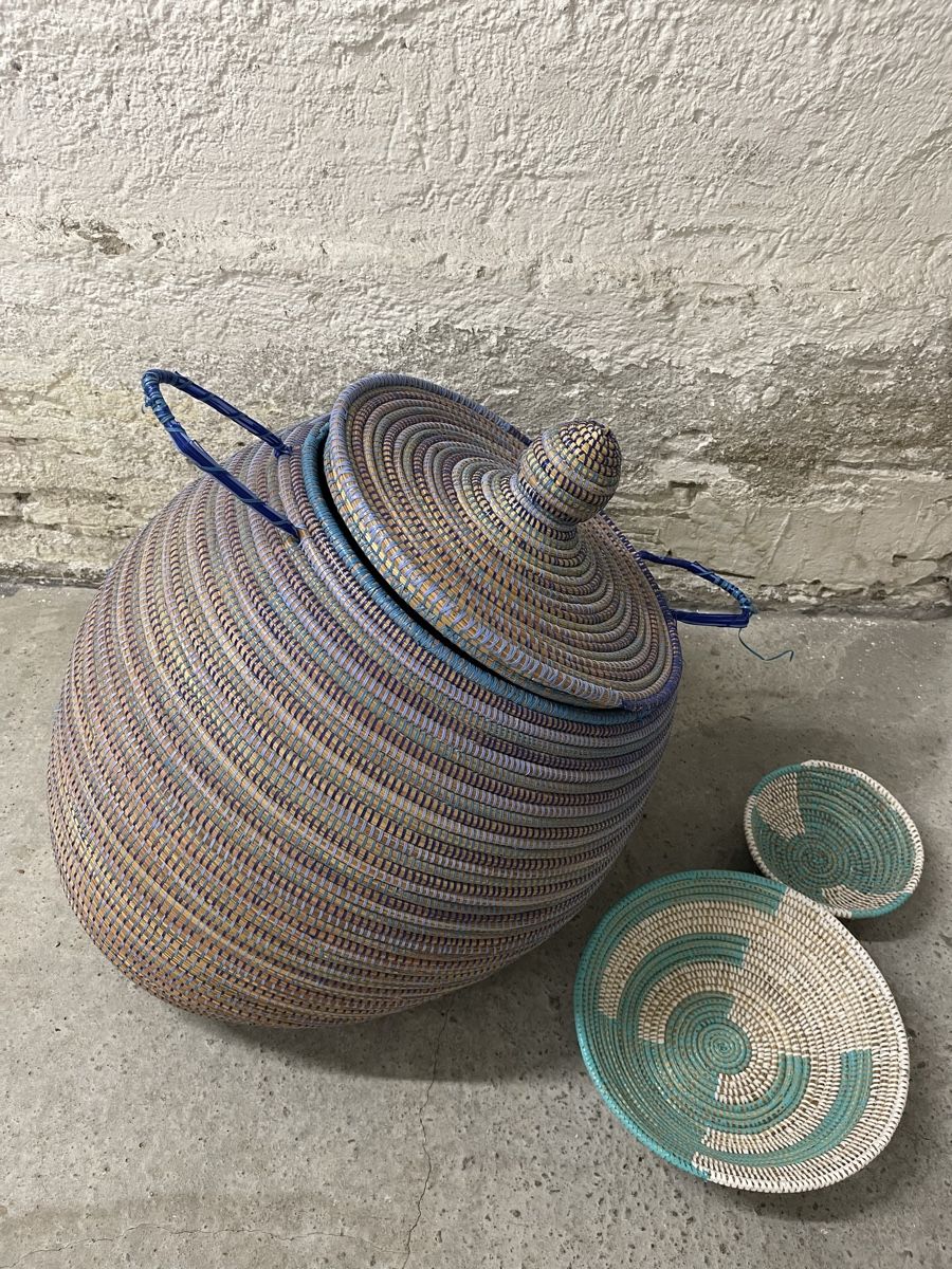 Tutte le decorazioni: Woven Basket with Lid and 2 Wall Plates – Nuovo (secondo la descrizione) da Genève venduto da DEBARR.AS 2