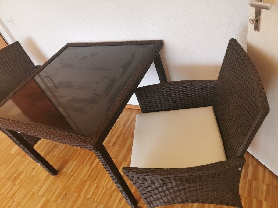 kleiner schöner Rattan Tisch mit 2 Stühlen bereits ab 1.!! Kaufen