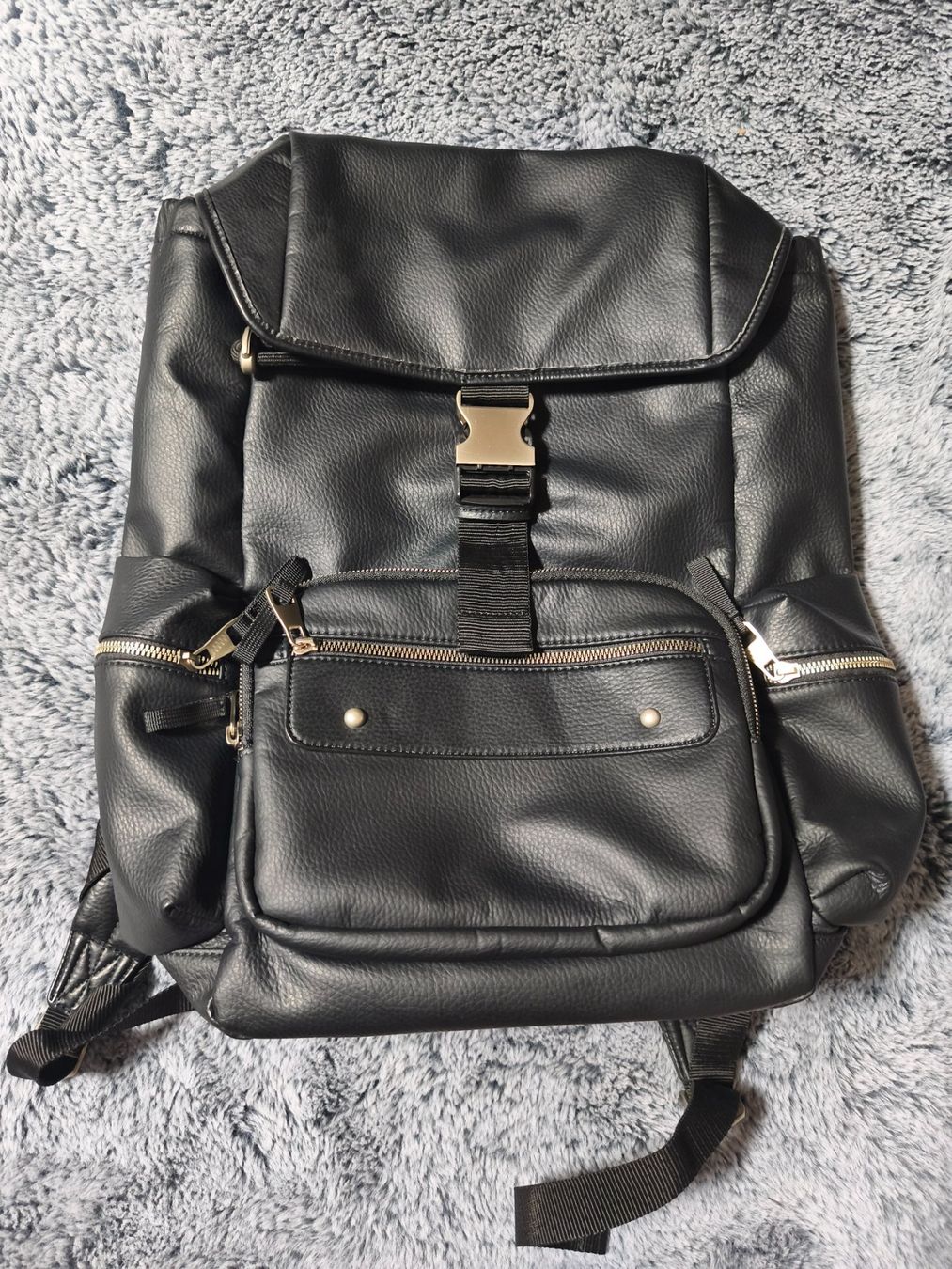 Zaini: Grosser Rucksack schwarz Kunstleder Unisex Damen /Herren – Nuovo (secondo la descrizione) da Uster venduto da zebralino