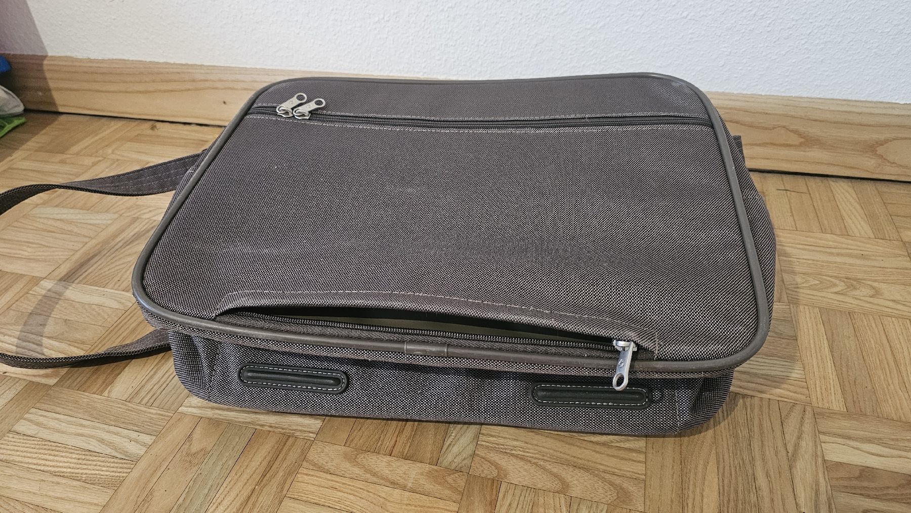 Samsonite Borse: Samsonite Laptoptasche, Top Zustand, Grau, 30x40x15cm, – Nuovo (secondo la descrizione) da Bottmingen venduto da Jbilli 7