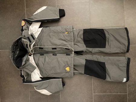 Skihose und Skijacke in Grösse 134