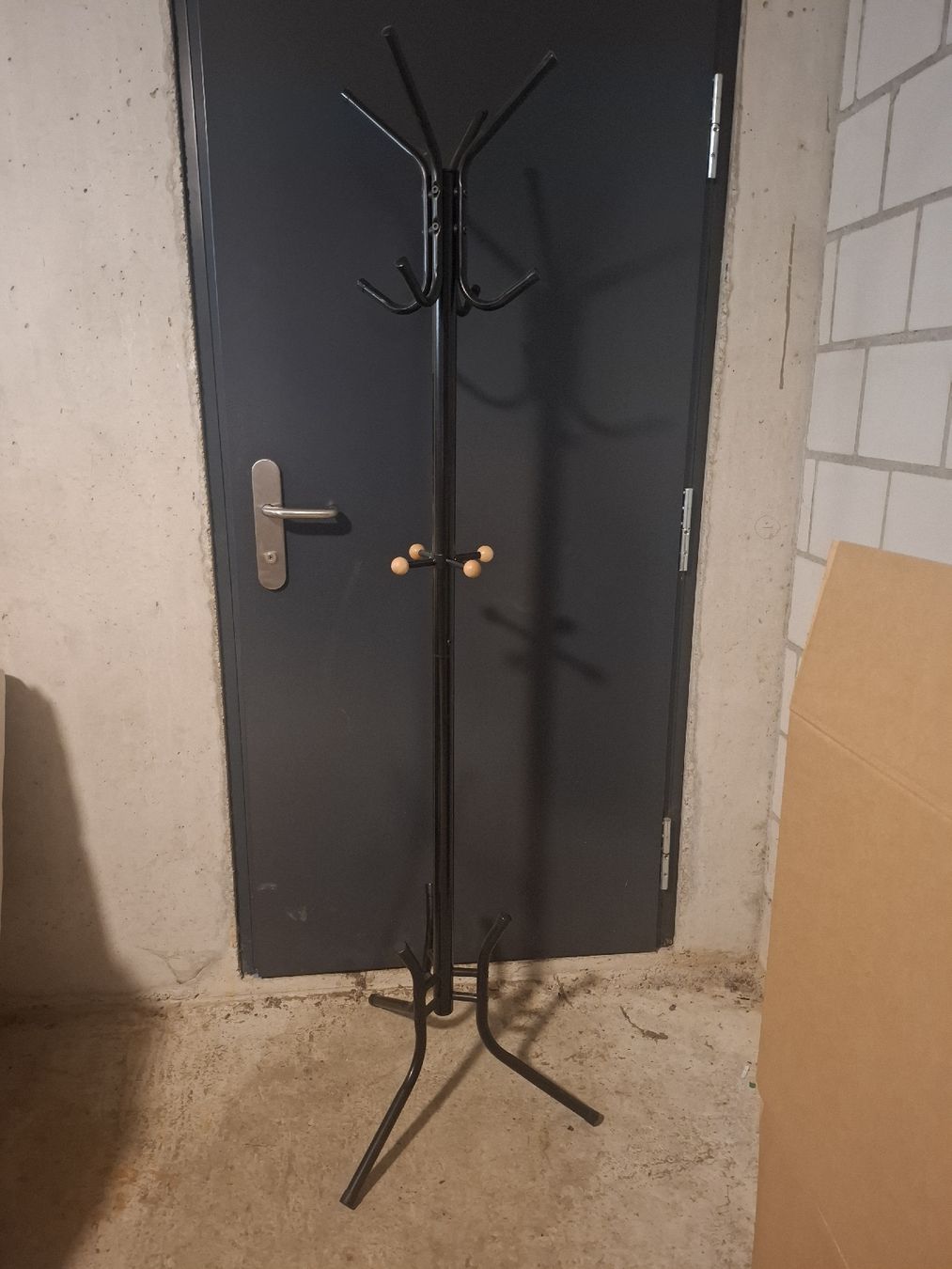 Garderobe: Kleiderständer schwarz Metall – Gebraucht aus Lupfig von nik_7sxm 1