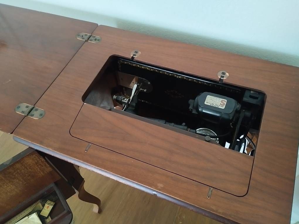 Nähmaschinen: Singer Vintage Nähmaschine mit Tisch – Gebraucht aus Buchrain von joe_phc7 2