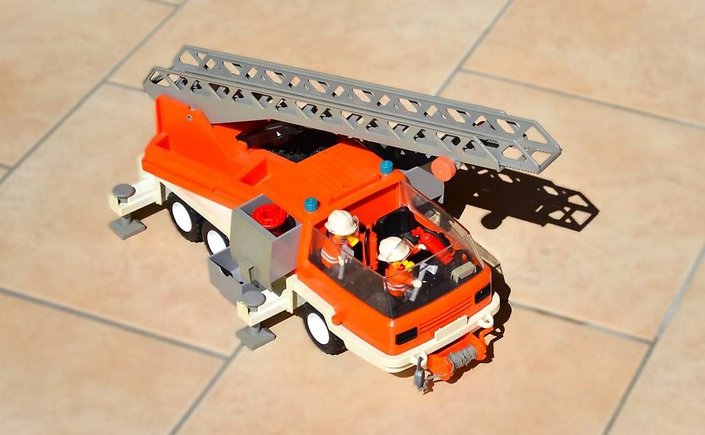 Playmobil Giocattoli: Playmobil Feuerwehrauto Gross – Usato da Wolhusen venduto da Donbrain 1