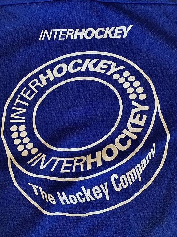 Canottiere & Pantaloni: Schönes Eishockey Trainings Trikot – Usato da Münchenstein venduto da ThomasEglin 1