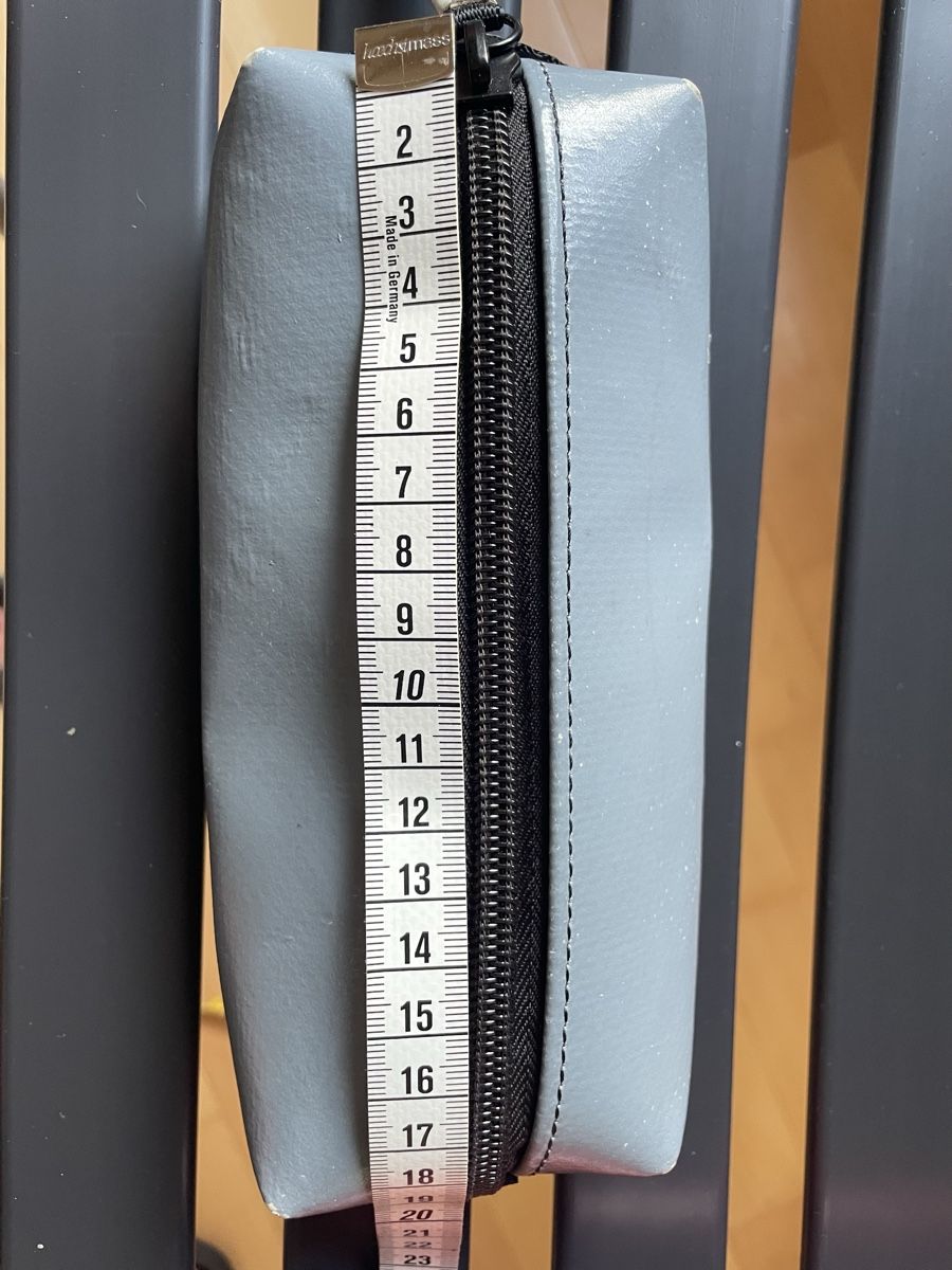Freitag Trousses de maquillage: Freitag Pochette Tasche grau neuwertig – D'occasion à Aarau Rohr par susa_ 2