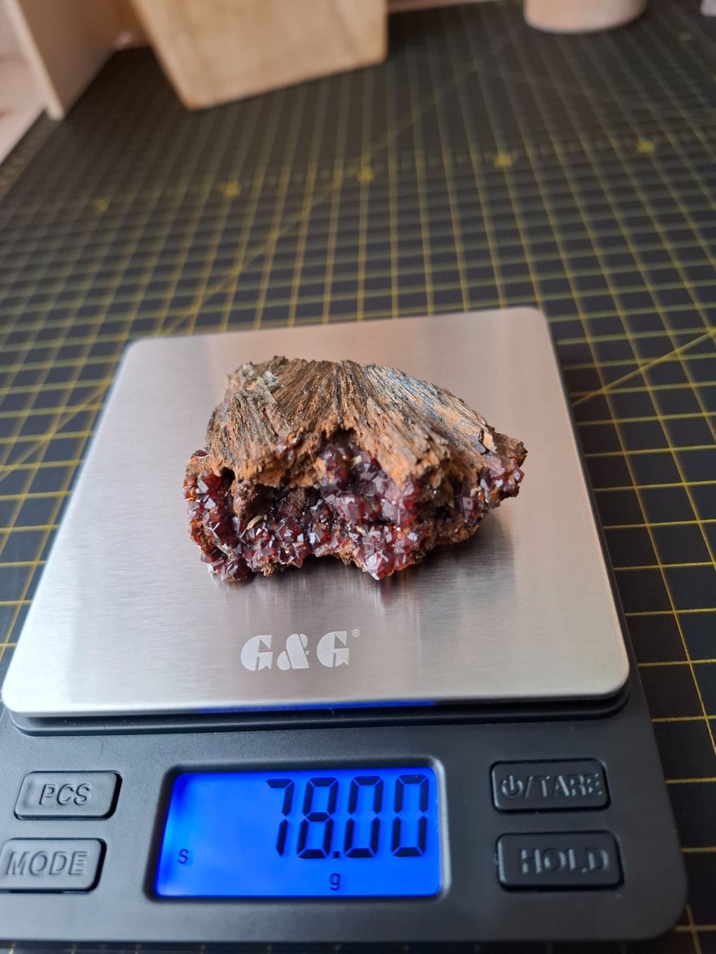 Minerali & Pietre curative: Ein Mineral mit Granaten – Usato da Zwieselberg venduto da Halifaxmendusli