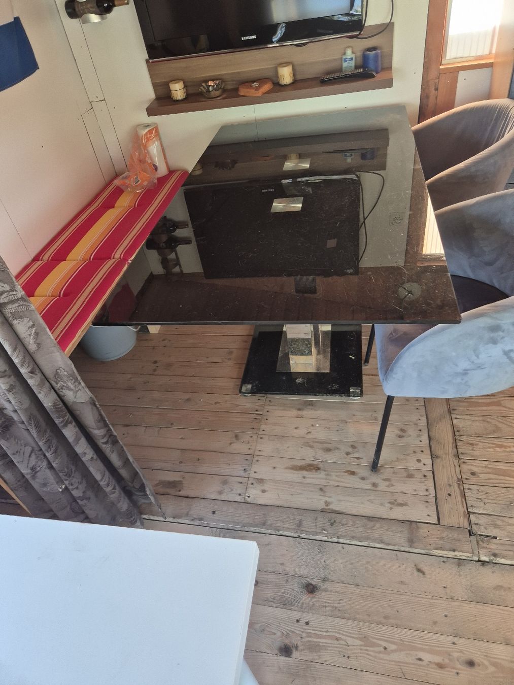 Tavoli: Esstisch mit Glasplatte & Metallfuss – Usato da Burgdorf venduto da Toma9