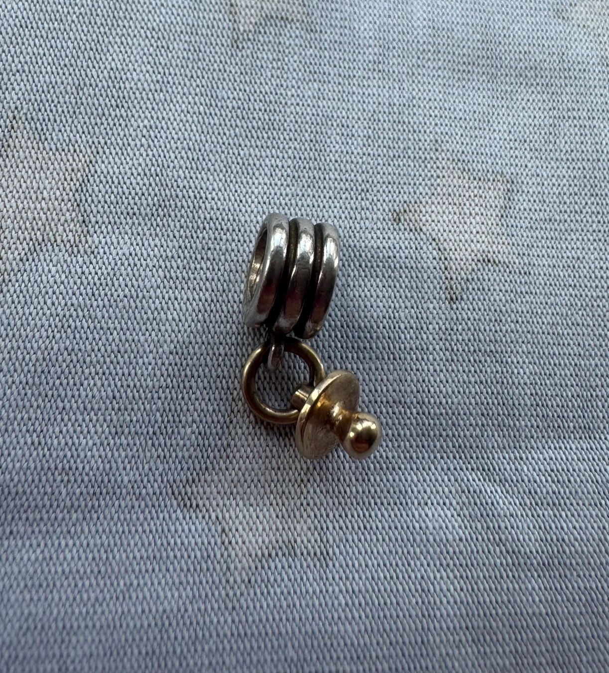 Pandora Ciondoli: Pandora Charm Schnuller gold – Usato da basel venduto da Bourbonnais