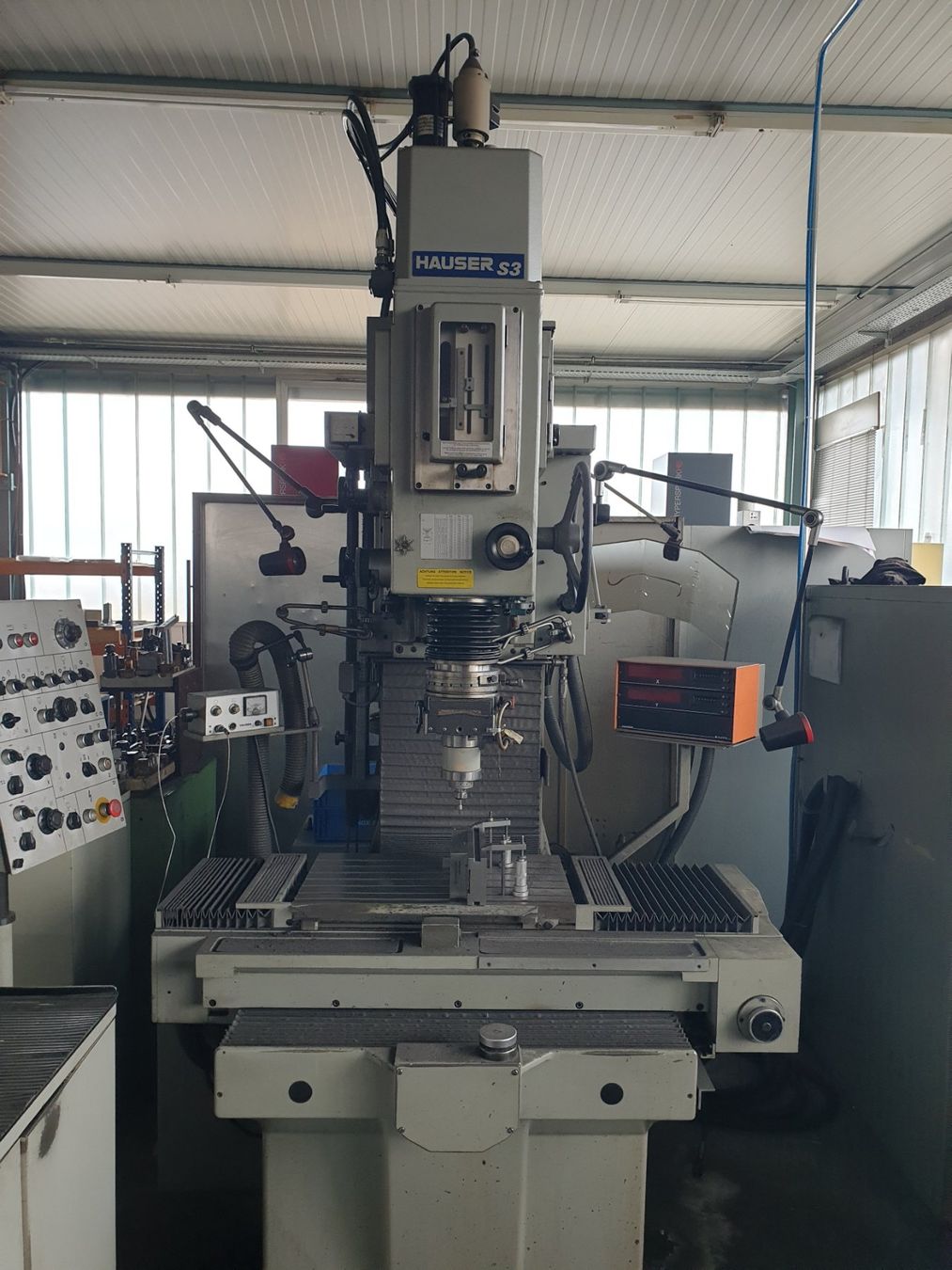 Schleifen & Polieren: Koordinatenschleifmaschine Hauser S3 – Gebraucht aus Dürnten von Runox-Verkauf