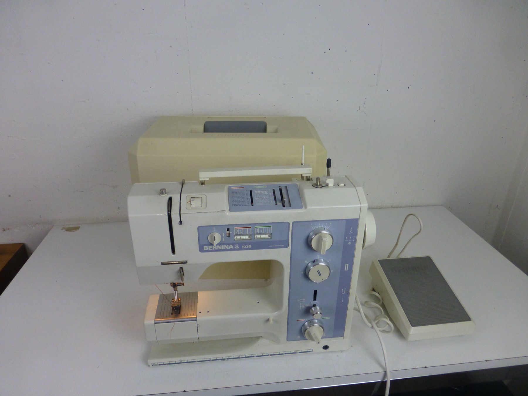 Bernina Macchine da cucire: Bernina 1030 mit Koffer Defekt – Difettoso da Fahrweid venduto da Omuki