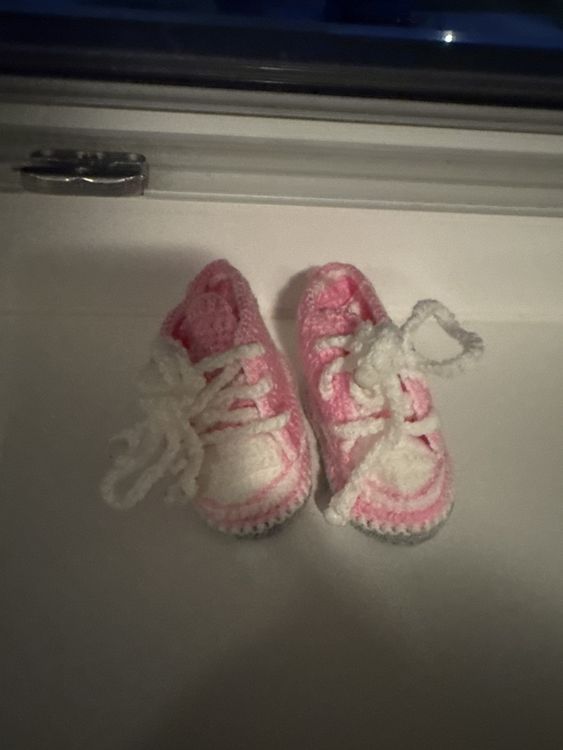 Schuhe für Jungen: Gehäkelte Babyschuhe, Grösse unbekannt, Rosa/Weiss, Neu – Neu und originalverpackt aus Schaffhausen von Sems03 1