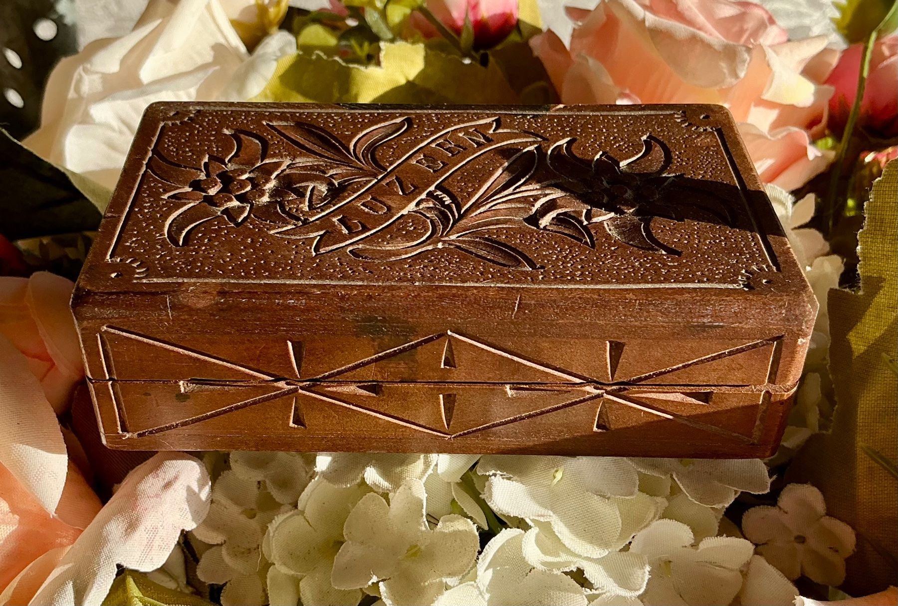 Tutte le decorazioni: ANTIKES HOLZSCHACHTELCHEN – Usato da Zell LU venduto da Silvermemory