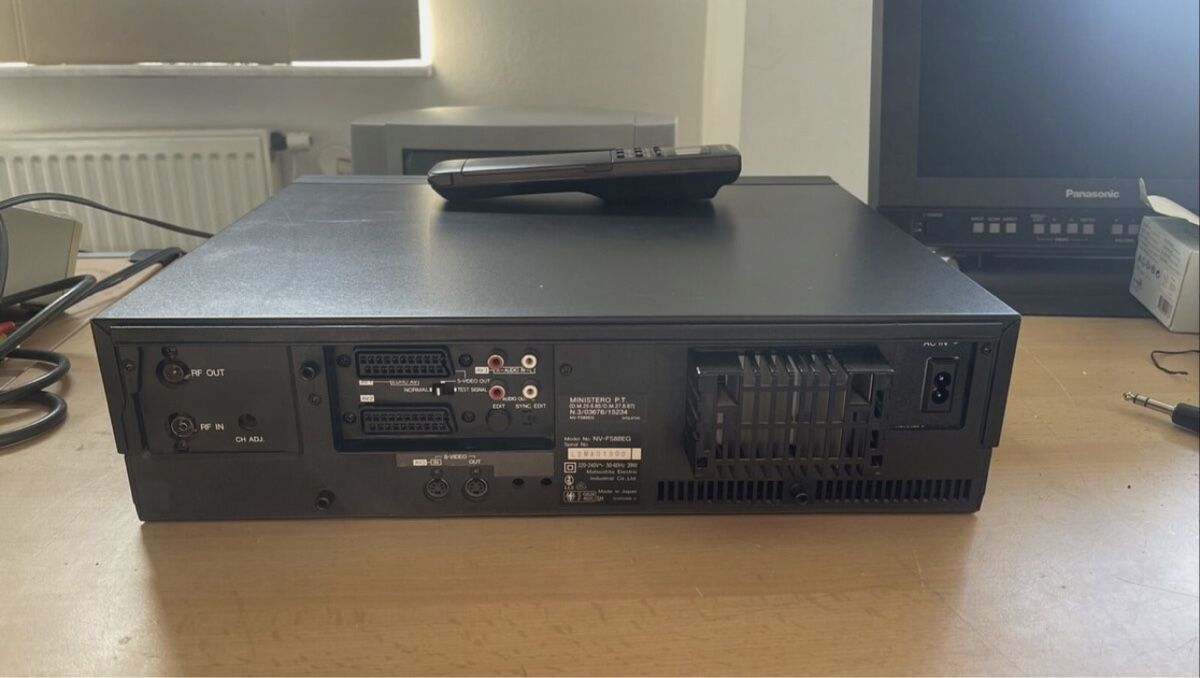 Panasonic Registratori: Panasonic NV-FS88 Professional SVHS Video Recorder – Usato da Trimbach venduto da SABO-61 3