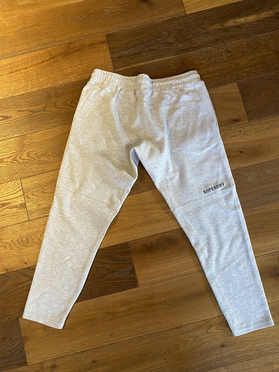 Superdry Pantaloni: Superdry Tech Jogginghose mit Karottenschnitt Gr. L – Nuovo (secondo la descrizione) da Effingen venduto da Daizyy 1