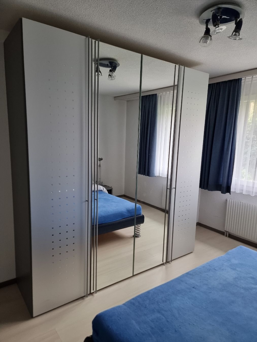 Armadi: Schlafzimmer Kleiderschrank grau/silber – Usato da Glarus venduto da azul434