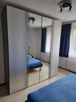 Schlafzimmer Kleiderschrank grau/silber