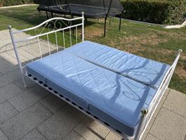 Doppelbett mit Matratzen